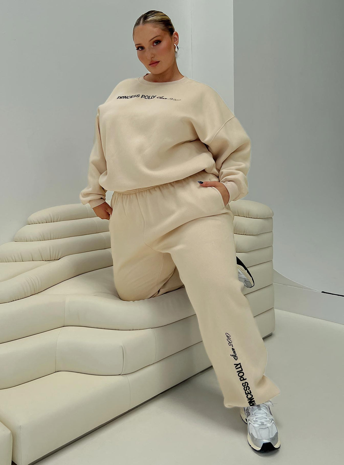 Women's Crew Neck Sweatshirt Block / Cursive Text Stone Curve — Sweater