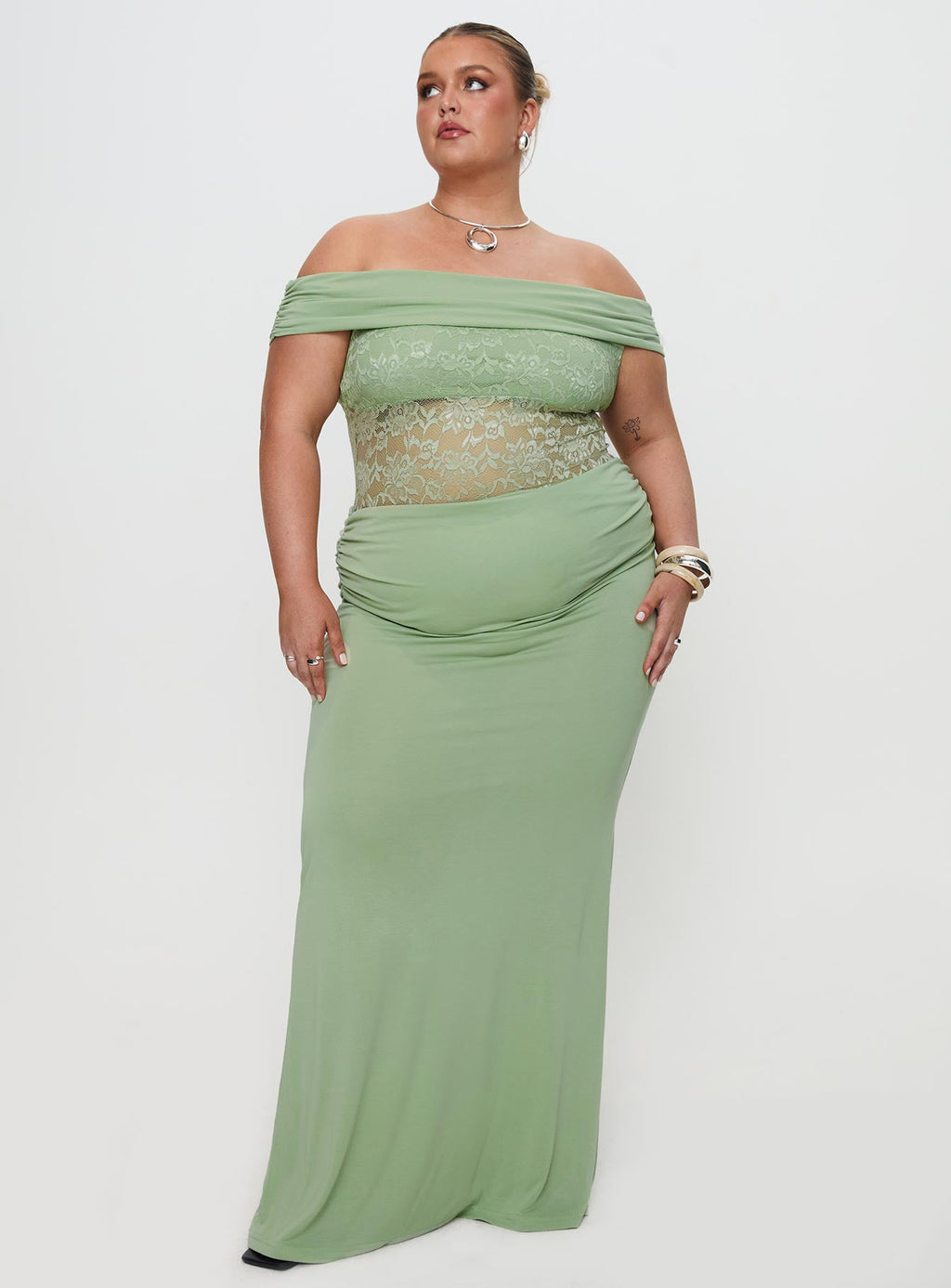 Women's Gwendolen Off The Shoulder Maxi Dress Green Curve — Dress