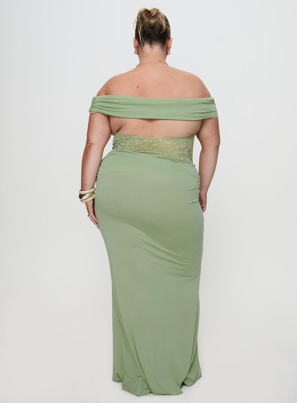 Women's Gwendolen Off The Shoulder Maxi Dress Green Curve — Dress