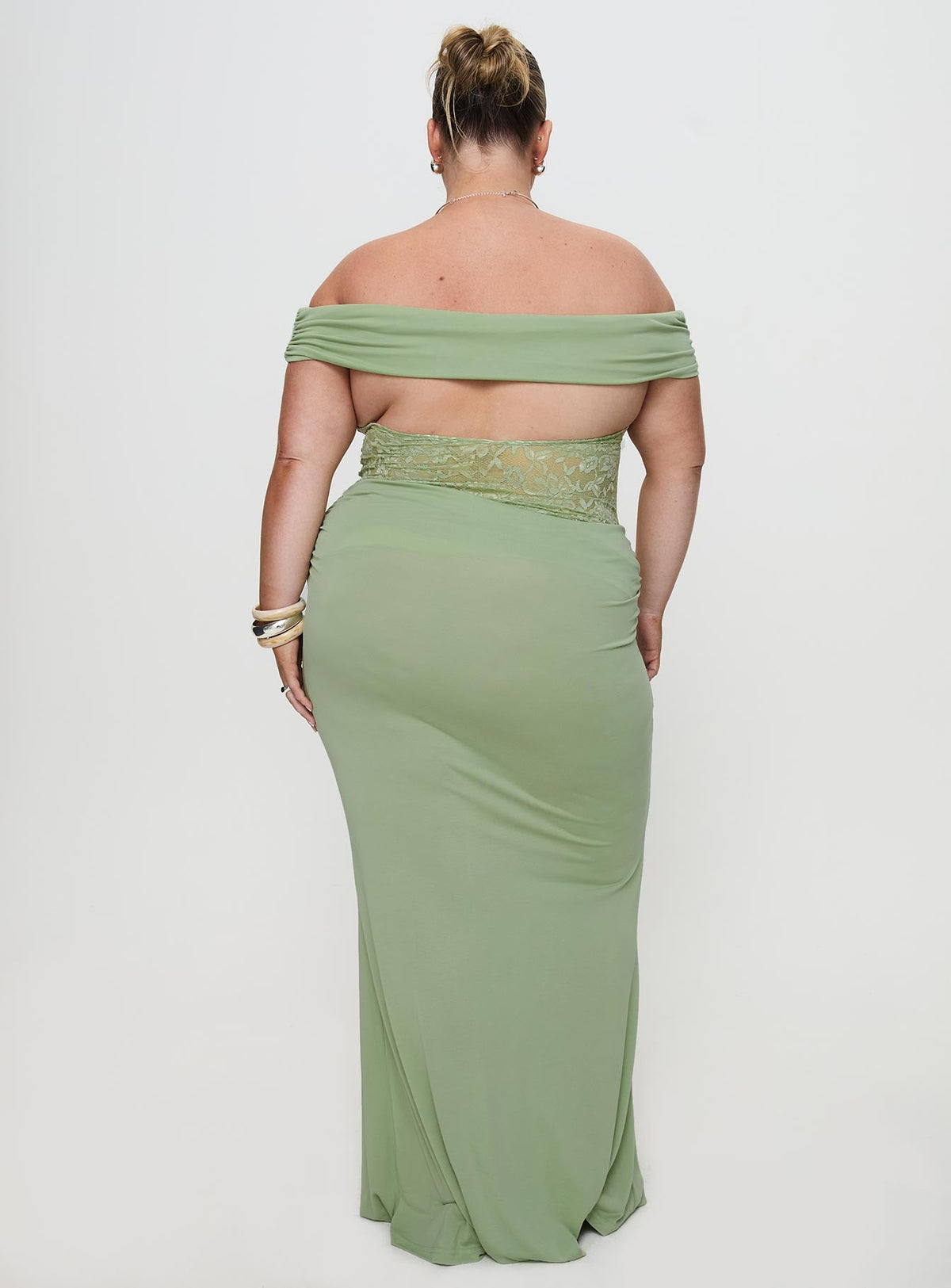 Women's Gwendolen Off The Shoulder Maxi Dress Green Curve — Dress