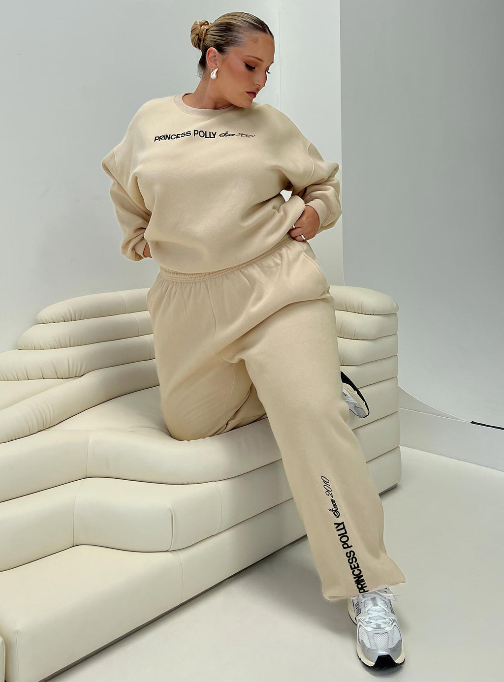 Women's Crew Neck Sweatshirt Block / Cursive Text Stone Curve — Sweater