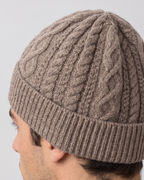 Men's Thick-Knit Cashmere Beanie — construction detail [WB final 4:5 35]