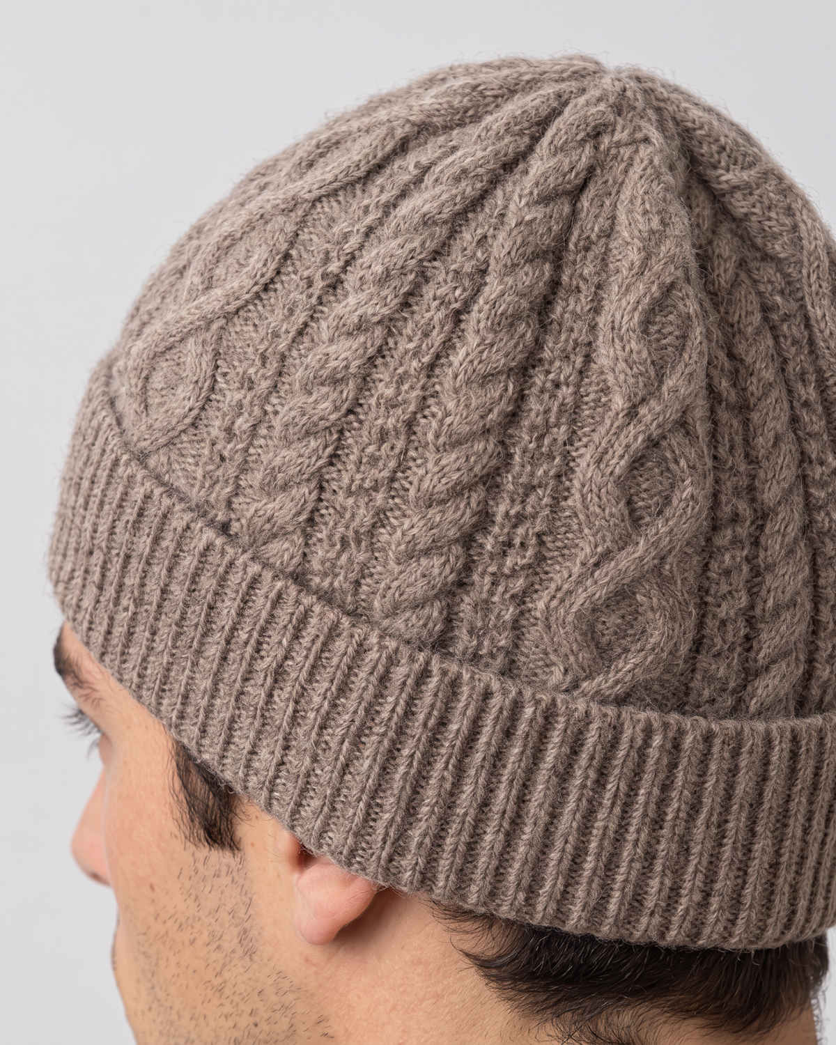 Men's Thick-Knit Cashmere Beanie — construction detail [WB final 4:5 35]