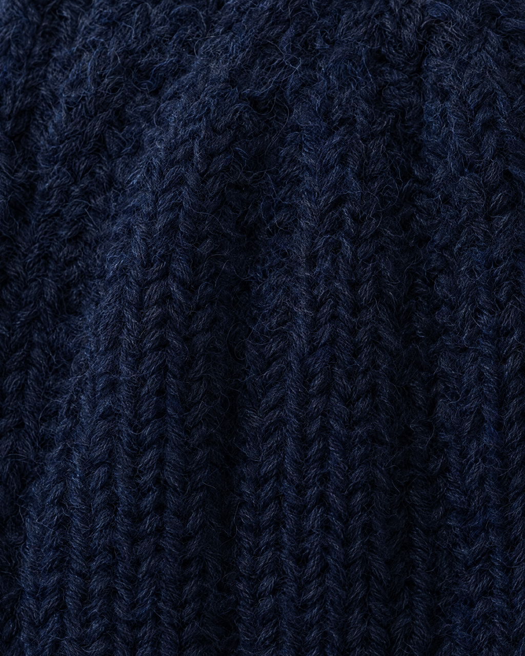 Thick-Knit Cashmere Beanie — Navy blue — material [WB gallery 90/4]