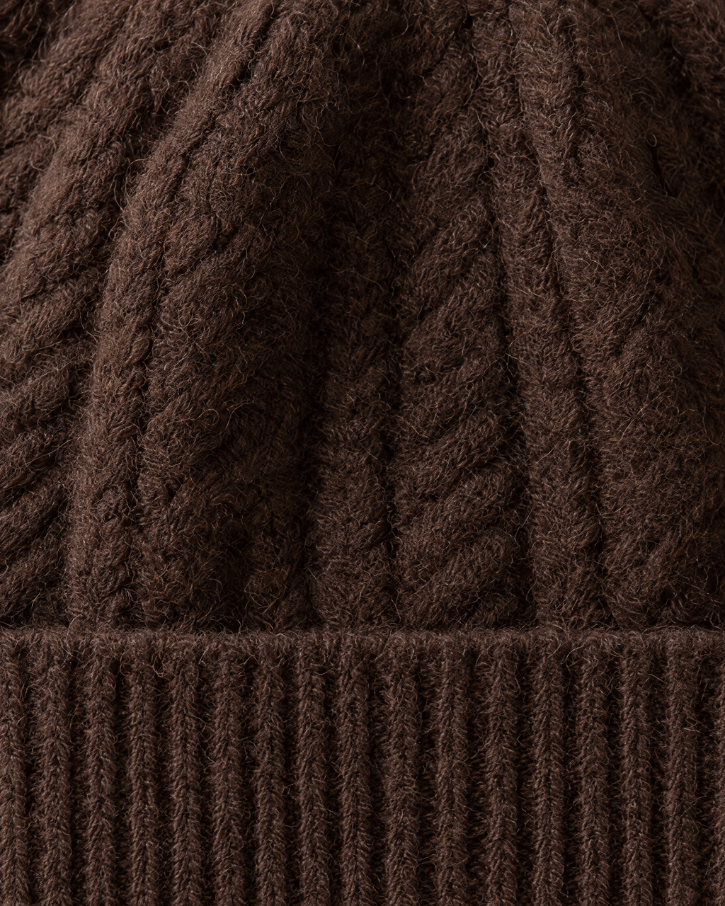 Thick-Knit Cashmere Beanie — Dark brown — material [WB gallery 95/4]