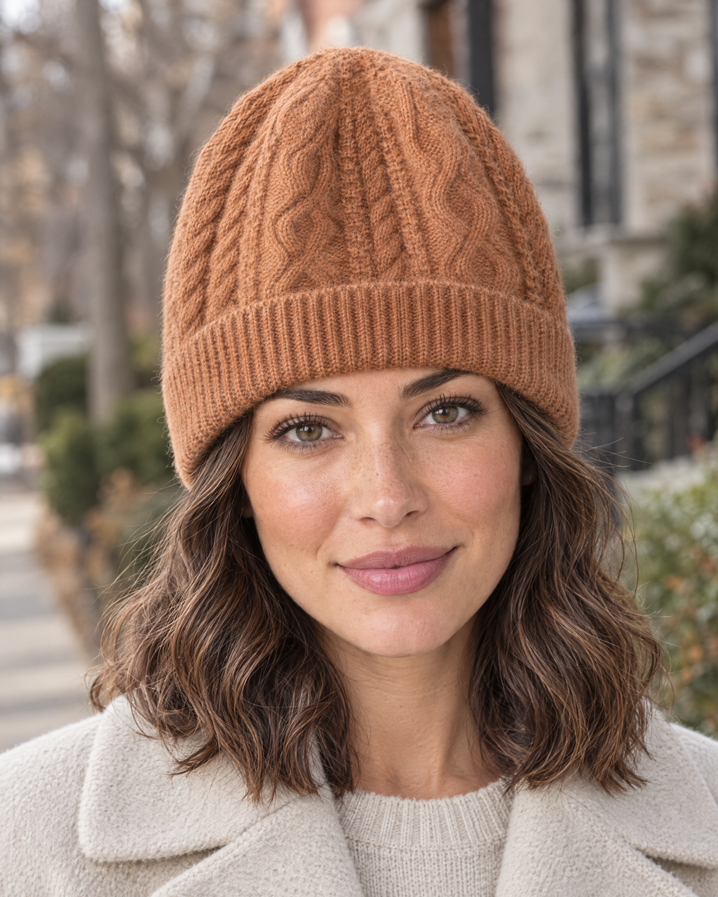 Thick-Knit Cashmere Beanie — Pumpkin brown — lifestyle [WB gallery 92/6]