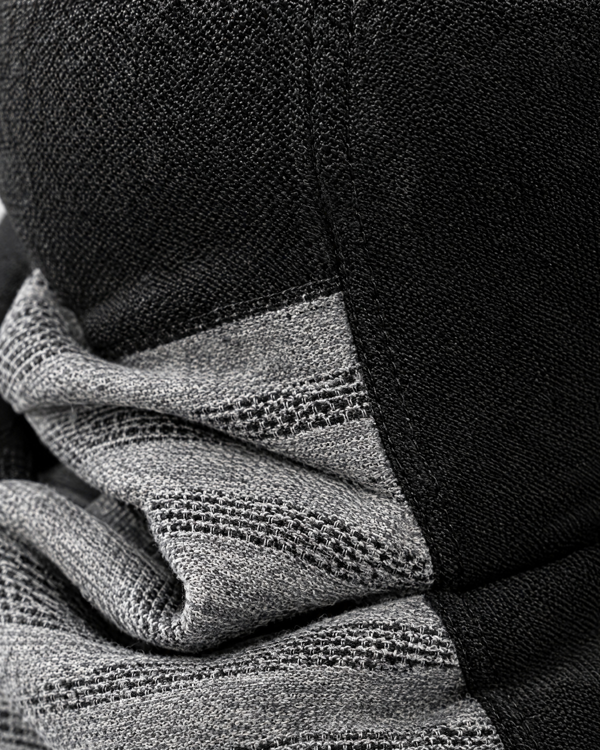 Fleece-Lined Outdoor Neck Gaiter — DTJ09 Black Light Gray — material [WB gallery 110/4]