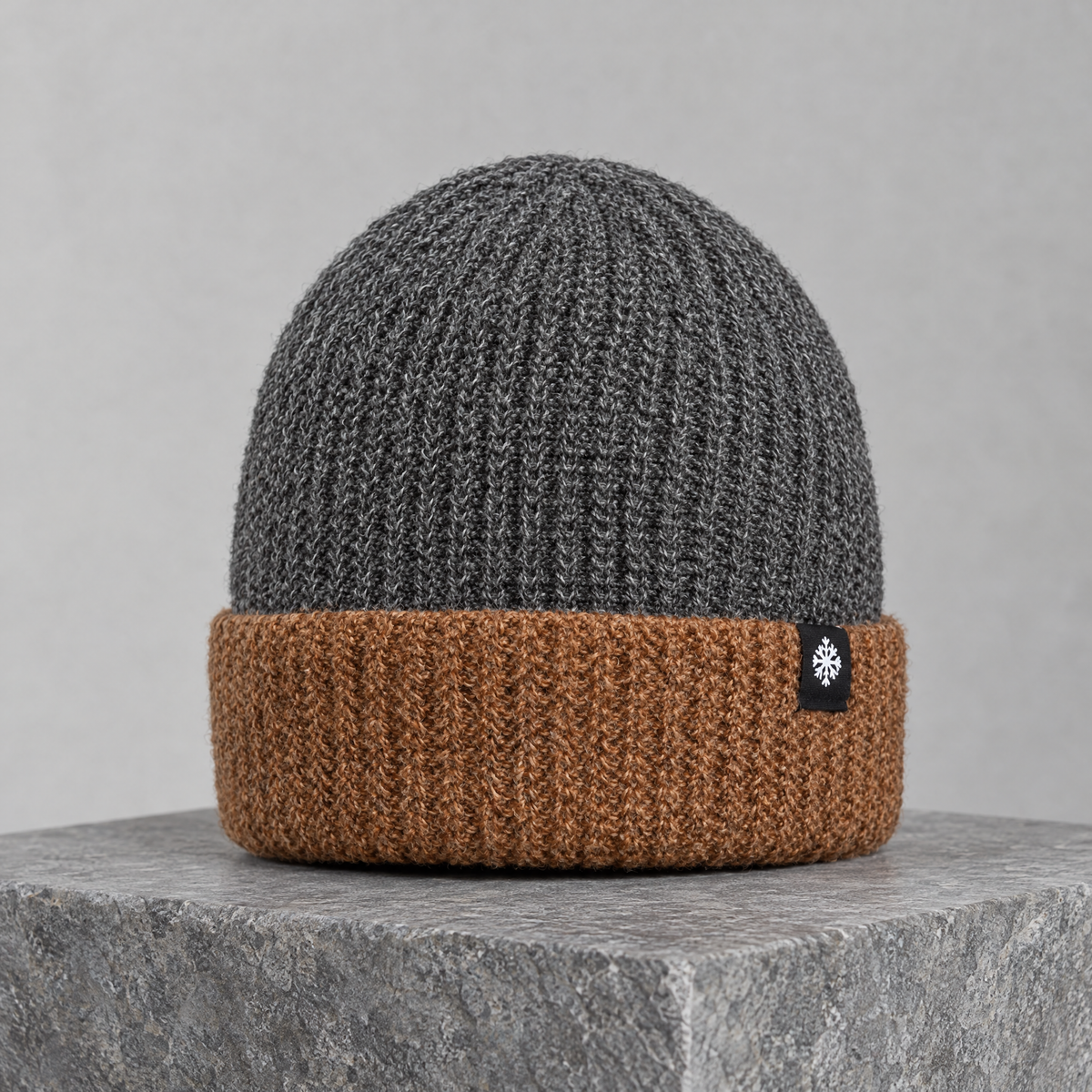 fleecebeanie gray snowflake patch intro2