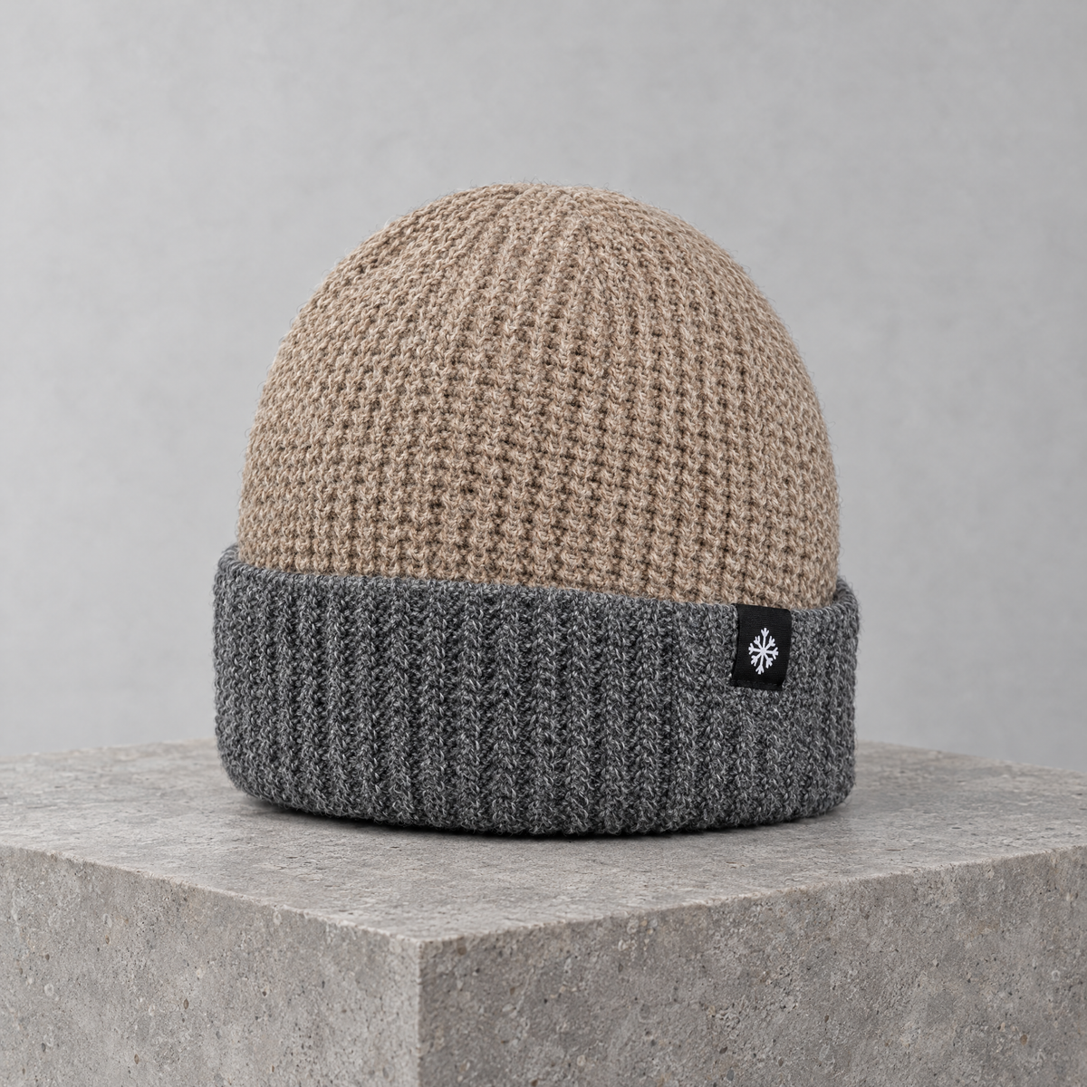 fleecebeanie khaki snowflake patch intro2