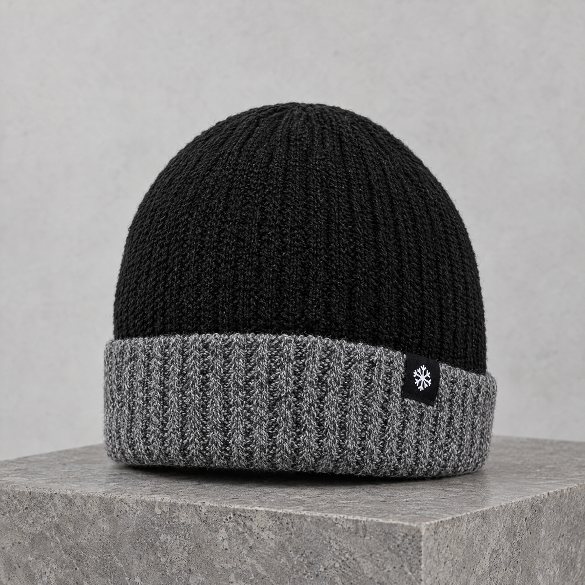 fleecebeanie black snowflake patch intro2