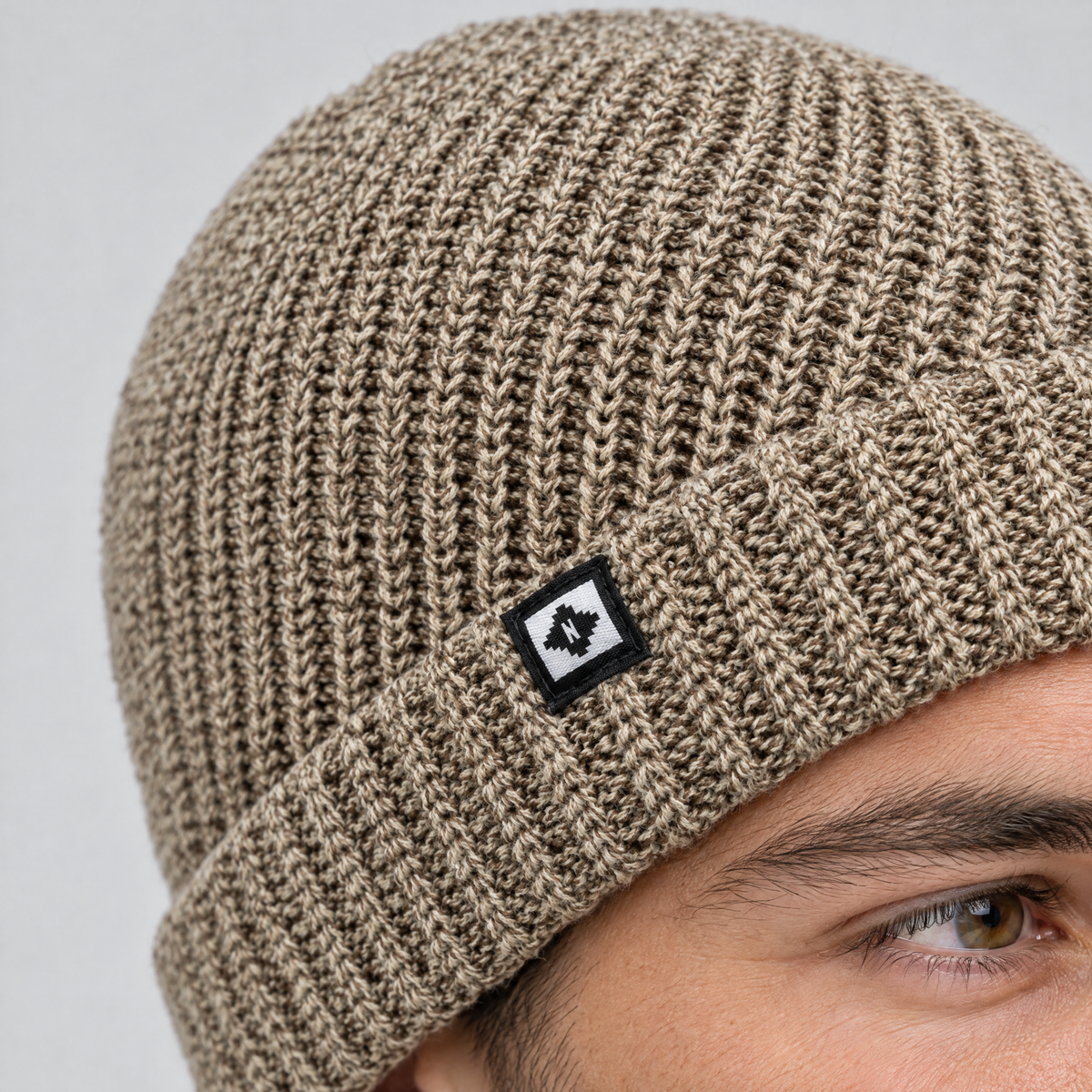 fleecebeanie khaki n patch feature3
