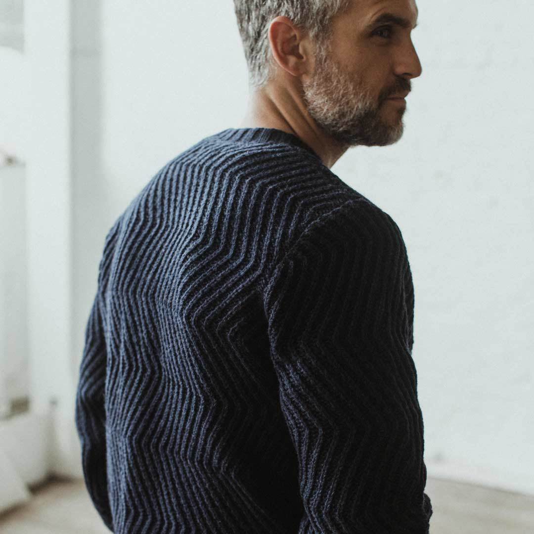 Men's The Wave Sweater in Navy