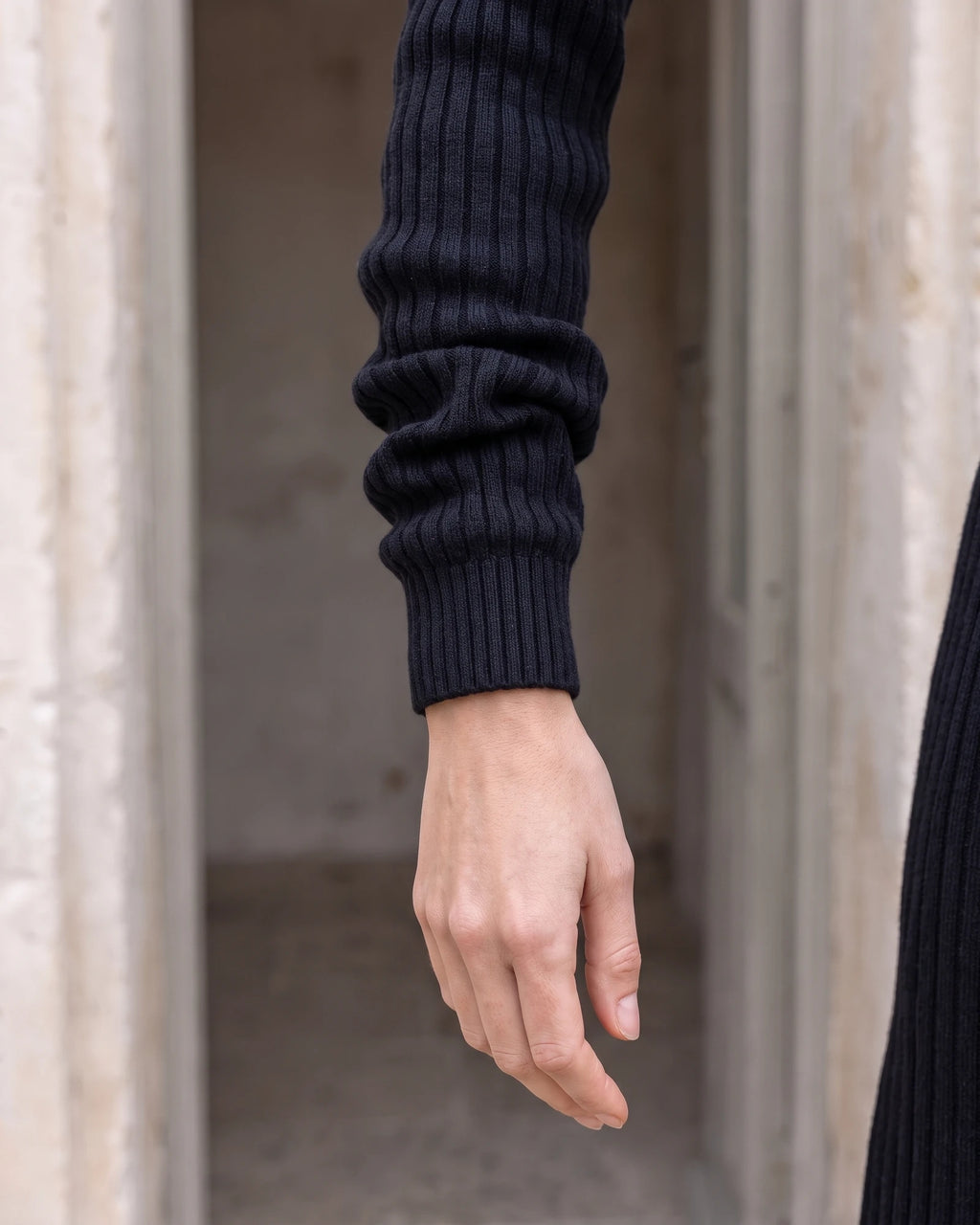 Women's belted V-neck ribbed sweater dress Black